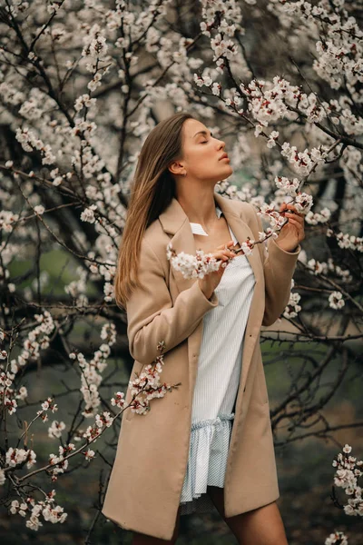 Genç mutlu bir kadın çiçek açan Bahçe arasında zevk vardır.