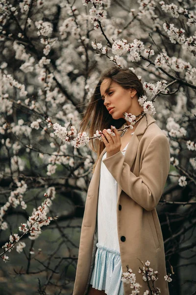 Una giovane donna felice ha goduto tra il giardino fiorito . — Foto Stock