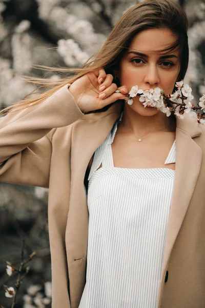 Ritratto di giovane donna tra albicocche in fiore . — Foto Stock