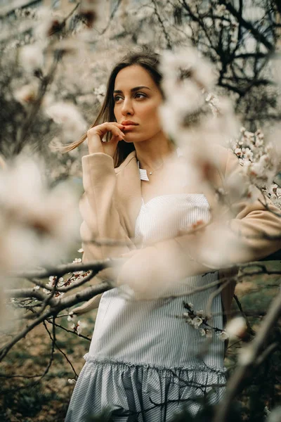 Une jeune femme se relaxe dans le jardin fleuri . — Photo