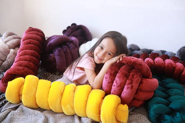 子供の女の子はパジャマの珍しい枕の中にある. — ストック写真