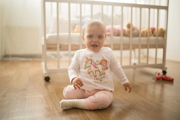 悲しい幼児が床に座って泣く. — ストック写真