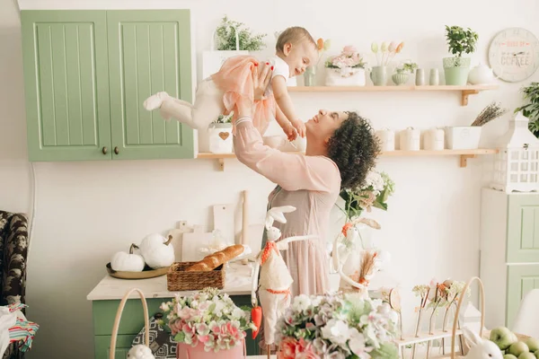 Lycklig mamma leker med sitt barn i köket. — Stockfoto