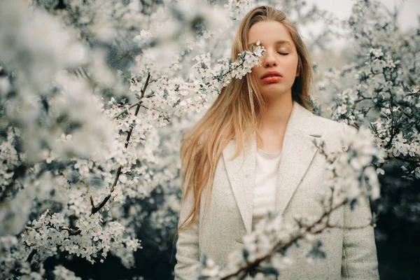 Ritratto di donna tra rami fioriti di ciliegi . — Foto Stock