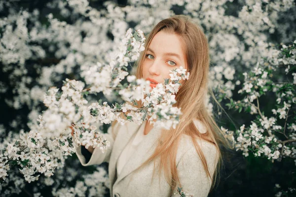 Ritratto di donna tra ciliegi in fiore . — Foto Stock