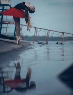 Nehir kıyısında dans balerin ve th onun yansıması