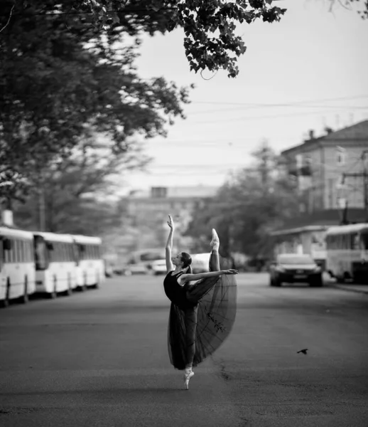 Bailarina de pie en pose arabesca sobre el fondo de c —  Fotos de Stock