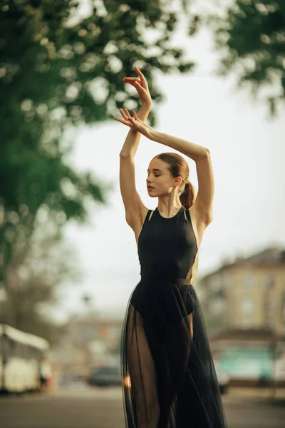 Ballerina tanzt vor dem Hintergrund der Stadtstraße. — Stockfoto