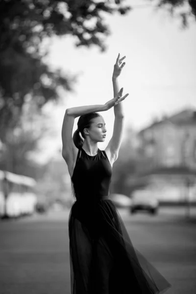 Ballerina dancing against the background of city street. — Stock Photo, Image