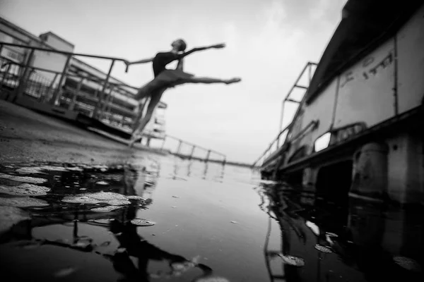 Arabesk alanda duran balerin nehrin arka planında poz veriyor, — Stok fotoğraf