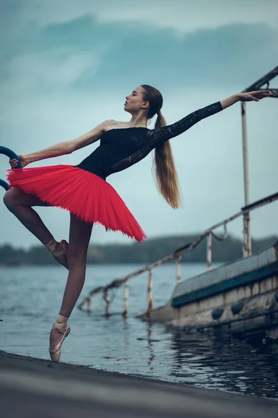 Ballerina tanzt an der Küste des Flusses vor dem Hintergrund der — Stockfoto