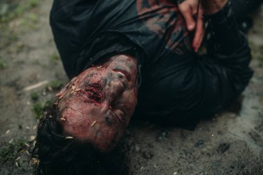 Yerde yatan öldürülen bir ortaçağ şövalyesi tarafından görüntüde genç bir adam.