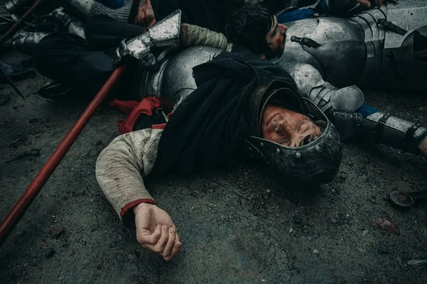 被谋杀的中世纪骑士躺在战场上. — 图库照片