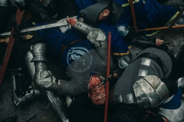 被谋杀的中世纪骑士十字军躺在战场上. — 图库照片