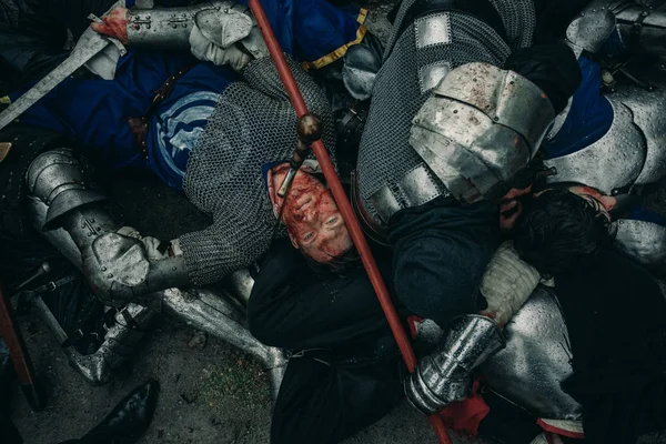 De mördade medeltida riddarna korsfarare ligger på slagfältet. — Stockfoto
