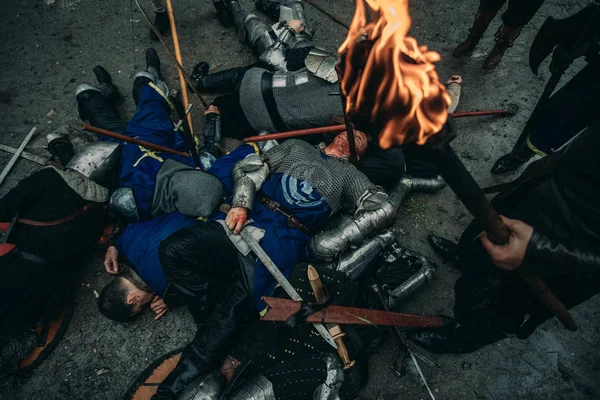 A meggyilkolt középkori lovagok a harcmezőn fekszenek, az állandó győztesek mellett. — Stock Fotó