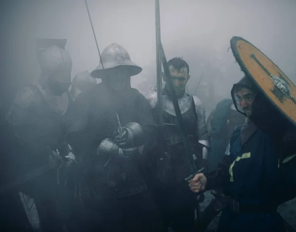 Combat Squad a középkori lovagok a Crusaders állni páncél — Stock Fotó
