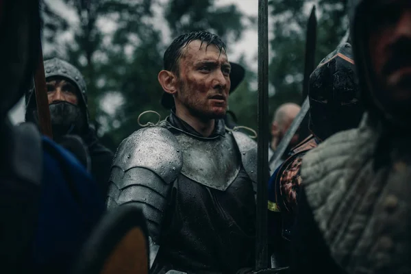 Squad a középkori lovagok a Crusaders állni armors és — Stock Fotó