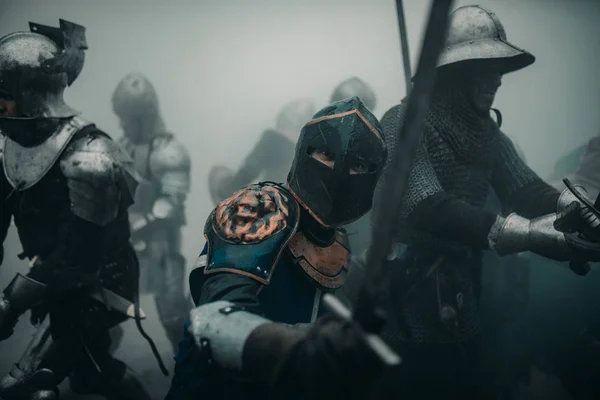 Загін середньовічних лицарів хрестоносців під час битви з дотепністю — стокове фото