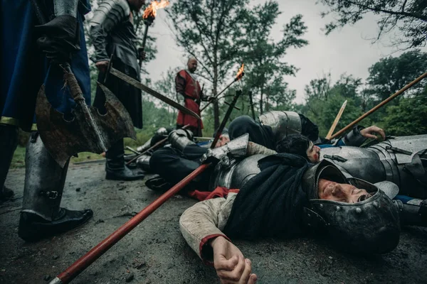 Вбиті середньовічні лицарі лежать на полі бою поруч з переможцями . — стокове фото