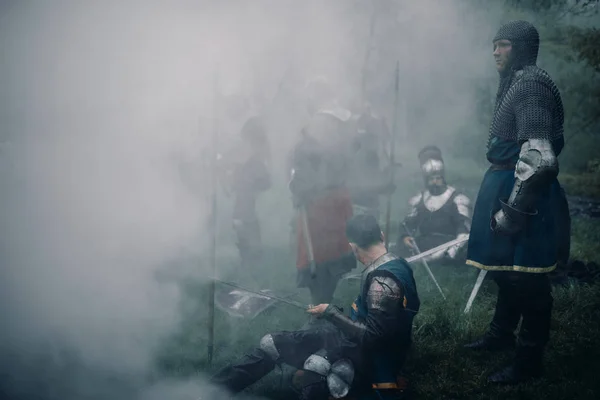 Escuadrón de batalla de caballeros medievales de los cruzados descansan en una niebla — Foto de Stock