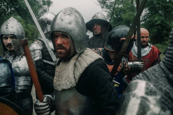 Trupp av medeltida riddare av korsfararna står i rustningar med — Stockfoto