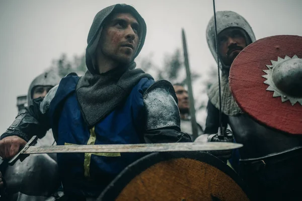Escuadrón de caballeros medievales de los cruzados en armaduras con su — Foto de Stock