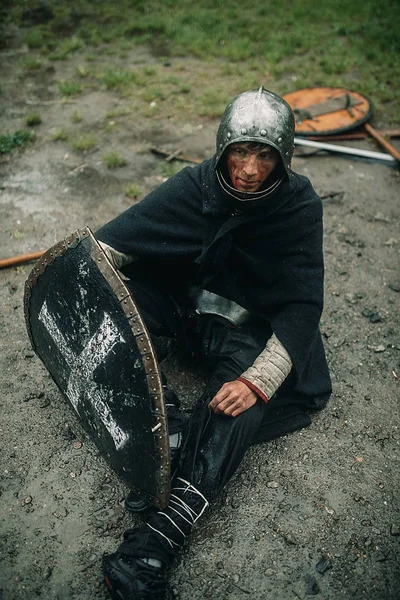 Ο μεσαιωνικός ιππότης του Σταυροφόρου κάθεται στο έδαφος. — Φωτογραφία Αρχείου