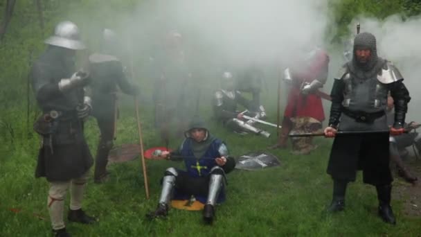 Squadra Battaglia Dei Cavalieri Medievali Dei Crociati Ferma Sullo Sfondo — Video Stock