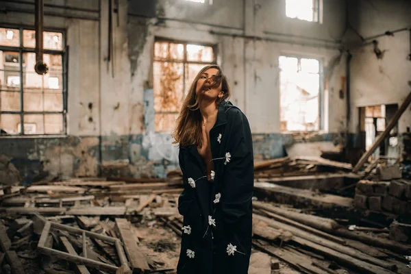 Jovem mulher triste fica no prédio abandonado . — Fotografia de Stock