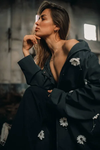 Retrato de uma jovem mulher seminua com cabelo fluindo . — Fotografia de Stock