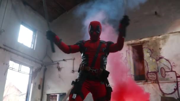 Dnipro Ucrania Marzo 2019 Deadpool Cosplayer Posando Interior Con Dos — Vídeo de stock