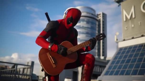 Dnipro Ukraine März 2019 Deadpool Cosplayer Spielt Gitarre Mit Katanas — Stockvideo