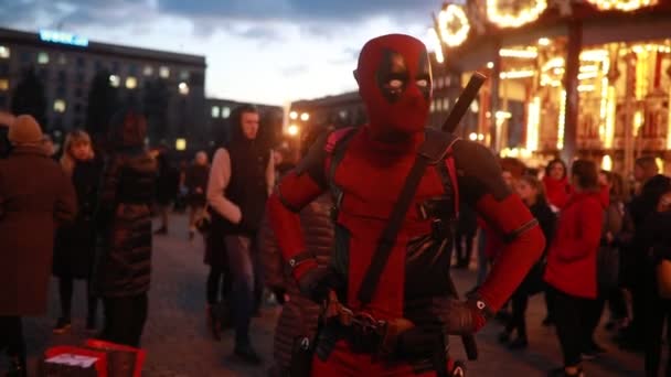 Dnipro Ucrania Marzo 2019 Deadpool Cosplayer Posando Con Armas Katanas — Vídeo de stock