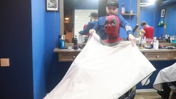 Dnipro Oekraïne Maart 2019 Deadpool Cosplayer Poseren Zit Fauteuil Barbershop — Stockvideo