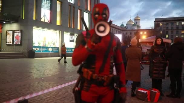 Dnipro Ucrania Marzo 2019 Deadpool Cosplayer Posando Con Armas Katanas — Vídeo de stock