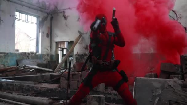 Dnipro Ukrayna Mart 2019 Deadpool Cosplayer Elinde Iki Silah Kırmızı — Stok video