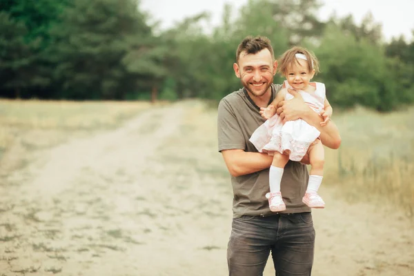 Pai com sua filha se divertindo em uma caminhada . — Fotografia de Stock