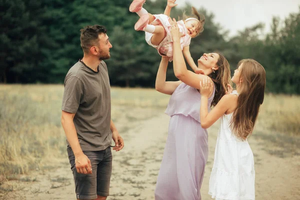 Famille heureuse s'amuse sur une promenade et mère vomit sa fille — Photo