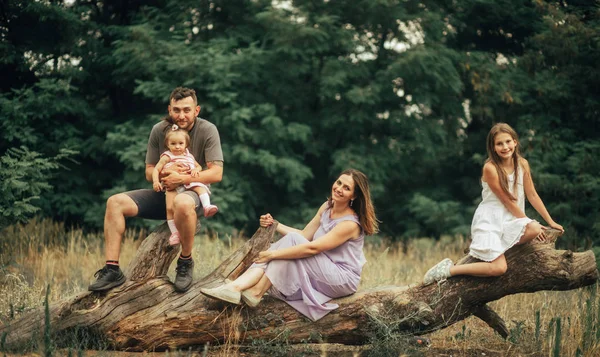 Ormanda yürürken aile dinlenirken. — Stok fotoğraf