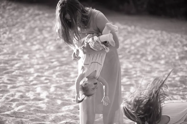 Mère joue avec sa petite fille . — Photo