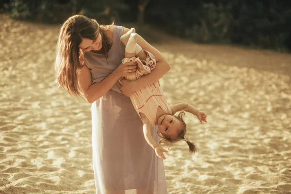 Mamma leker med sin lilla dotter. — Stockfoto