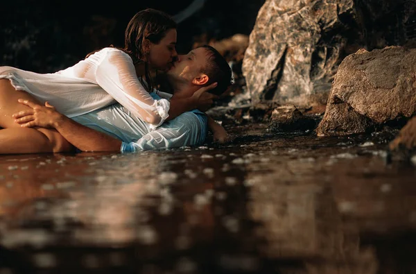 Een paar maken liefde in het water. — Stockfoto