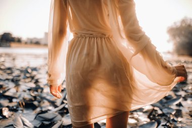 Su zambak arasında şeffaf bir elbise ayakta genç kadın