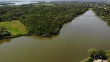 Nehir boyunca yol ve orman ile glade üzerinde drone tarafından havadan anket. 