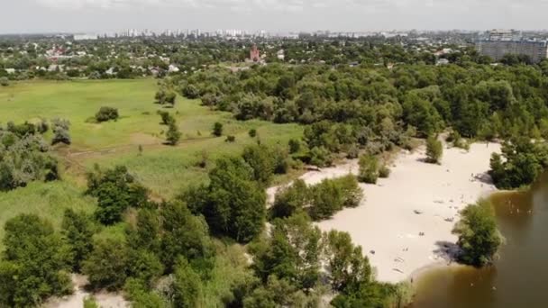 Rilevamento Aereo Con Drone Sopra Spiaggia Foresta Lungo Fiume Lontananza — Video Stock