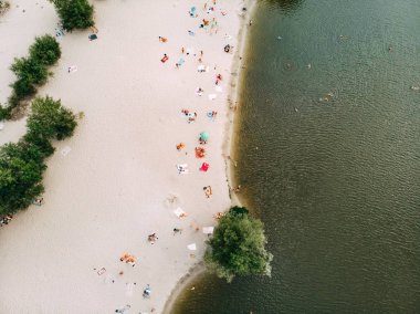 Drone plaj, nehir ve yüzme ve güneşlenmek için görüntüle.