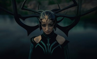 Cosplayer tanrıçası hela tasvir.