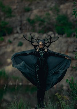 Cosplayer tanrıçası hela tasvir.