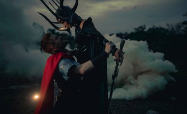 Cosplayers Tanrıça hela ve süper kahraman Thor savaşı tasvir.